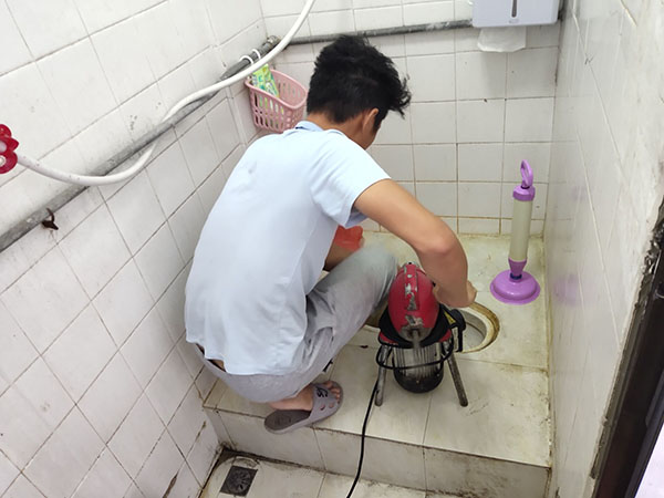 咸宁管道堵塞冒臭气 专业师傅现场解决问题