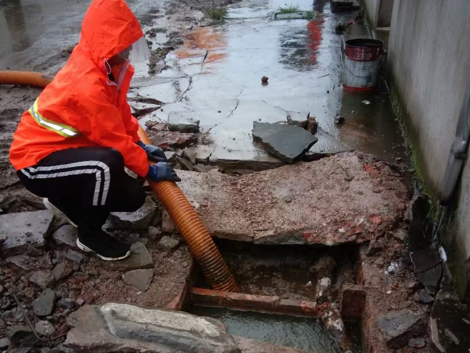 咸宁专业清理污水池 炜誉市政以规范流程守护城市 “肠道”