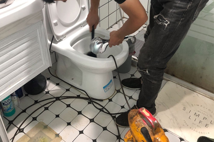 咸宁马桶堵塞自己疏通还是找师傅？专业上门服务让你省时更省心